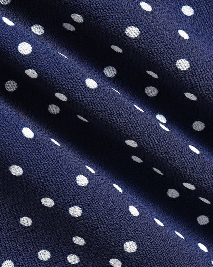 Vestido mini com babados e estampa de poá azul-marinho
