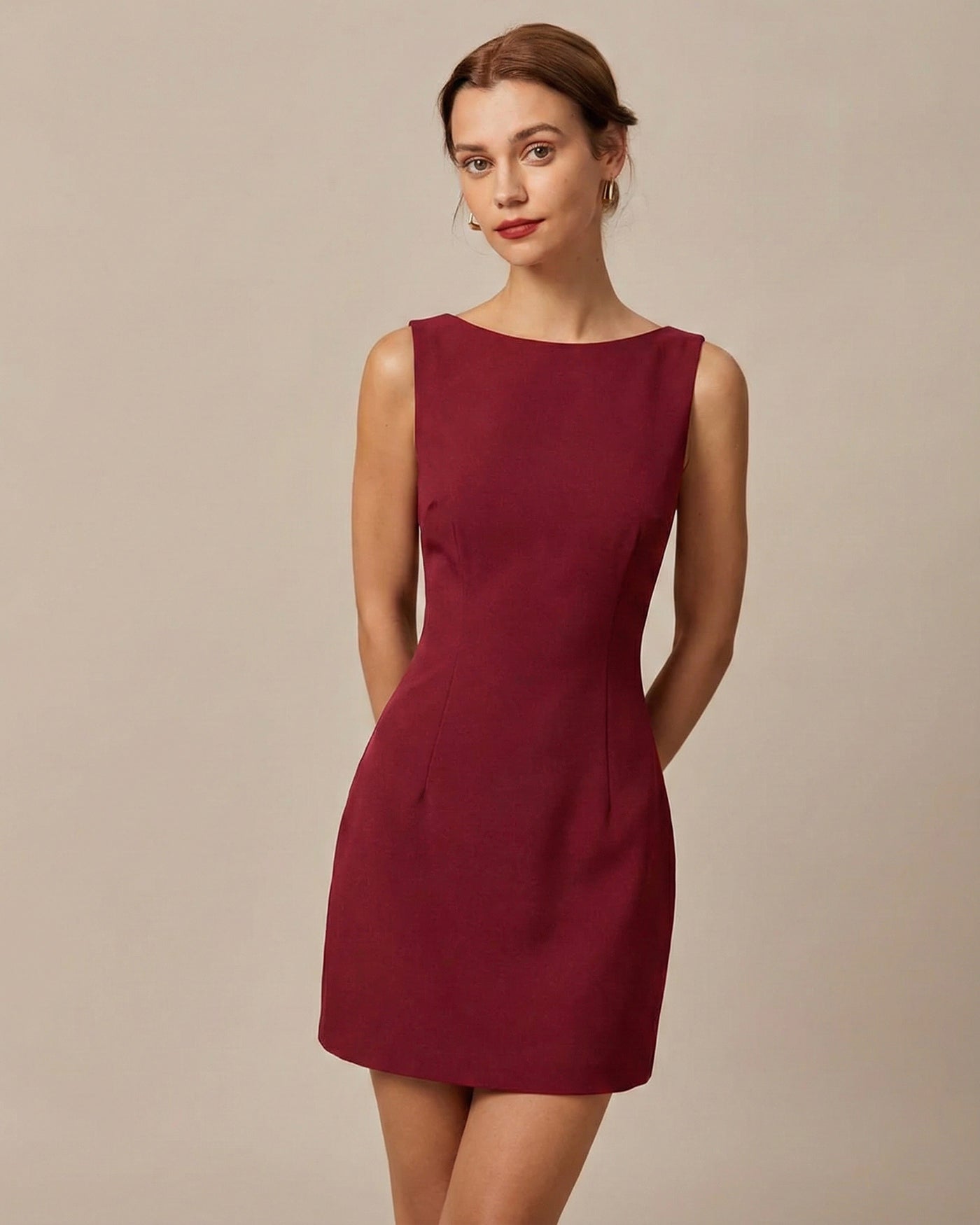 Minivestido vermelho com decote barco e costas à mostra