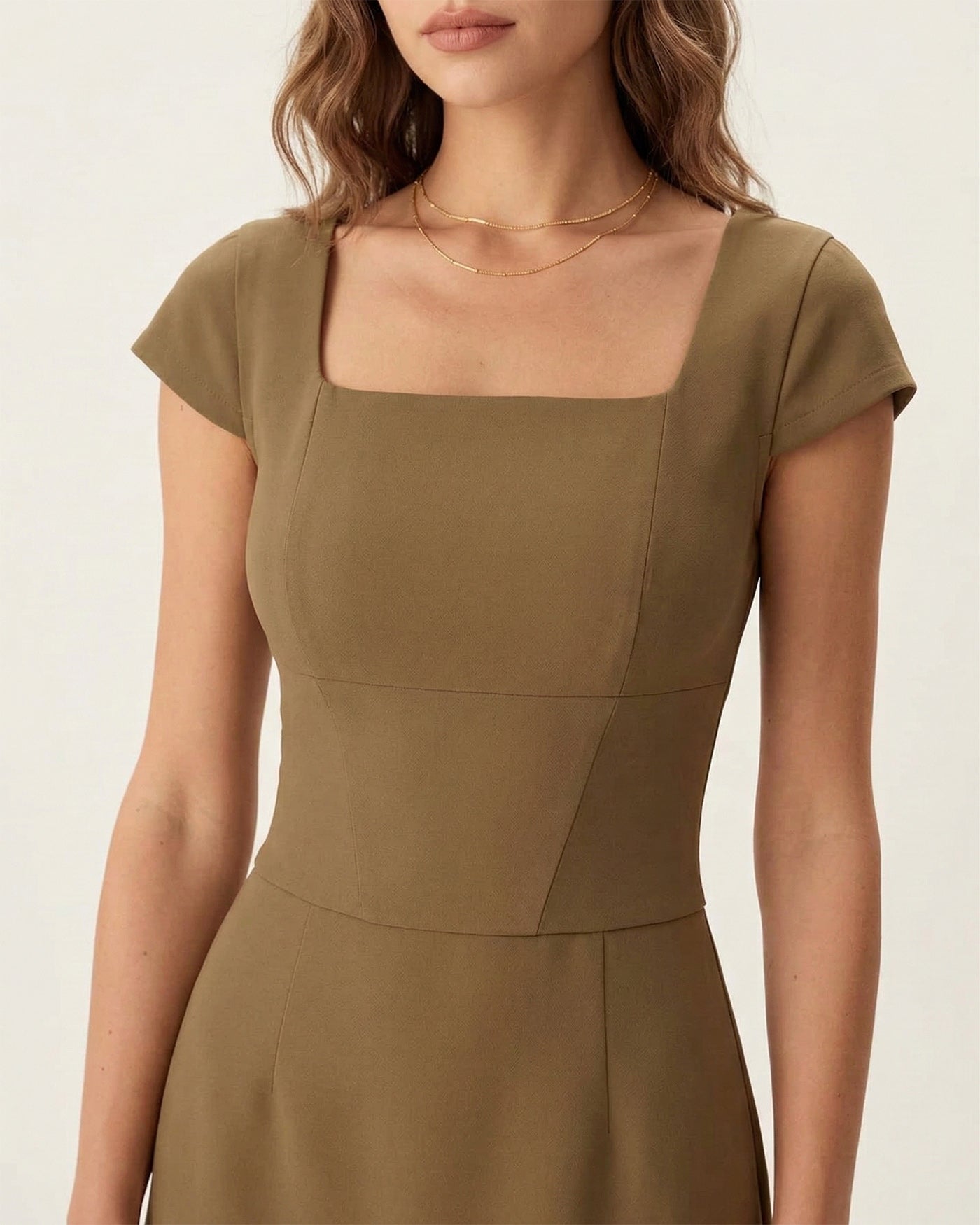 Vestido mini marrom com decote quadrado e manguitas