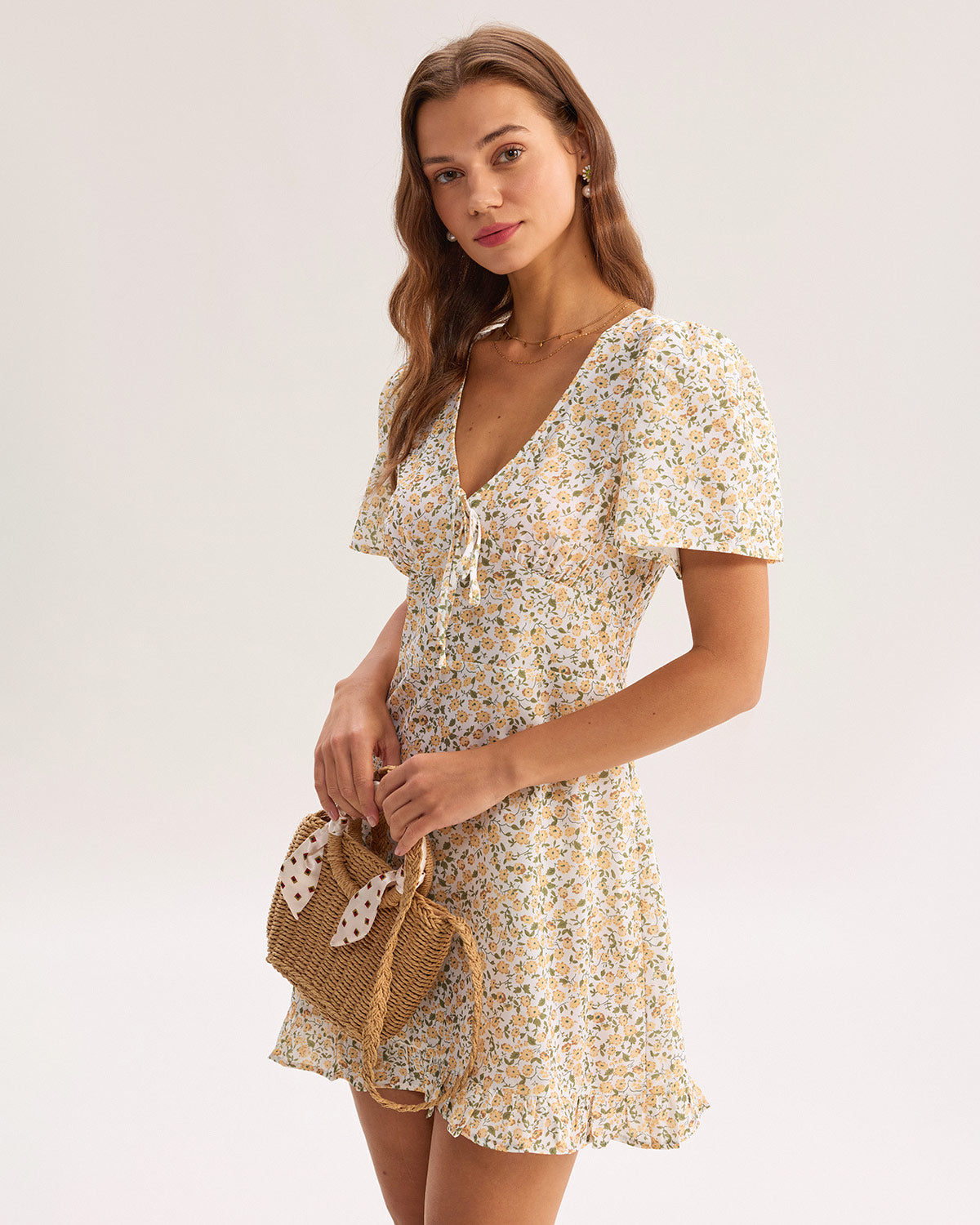 Vestido curto floral amarelo com decote em V