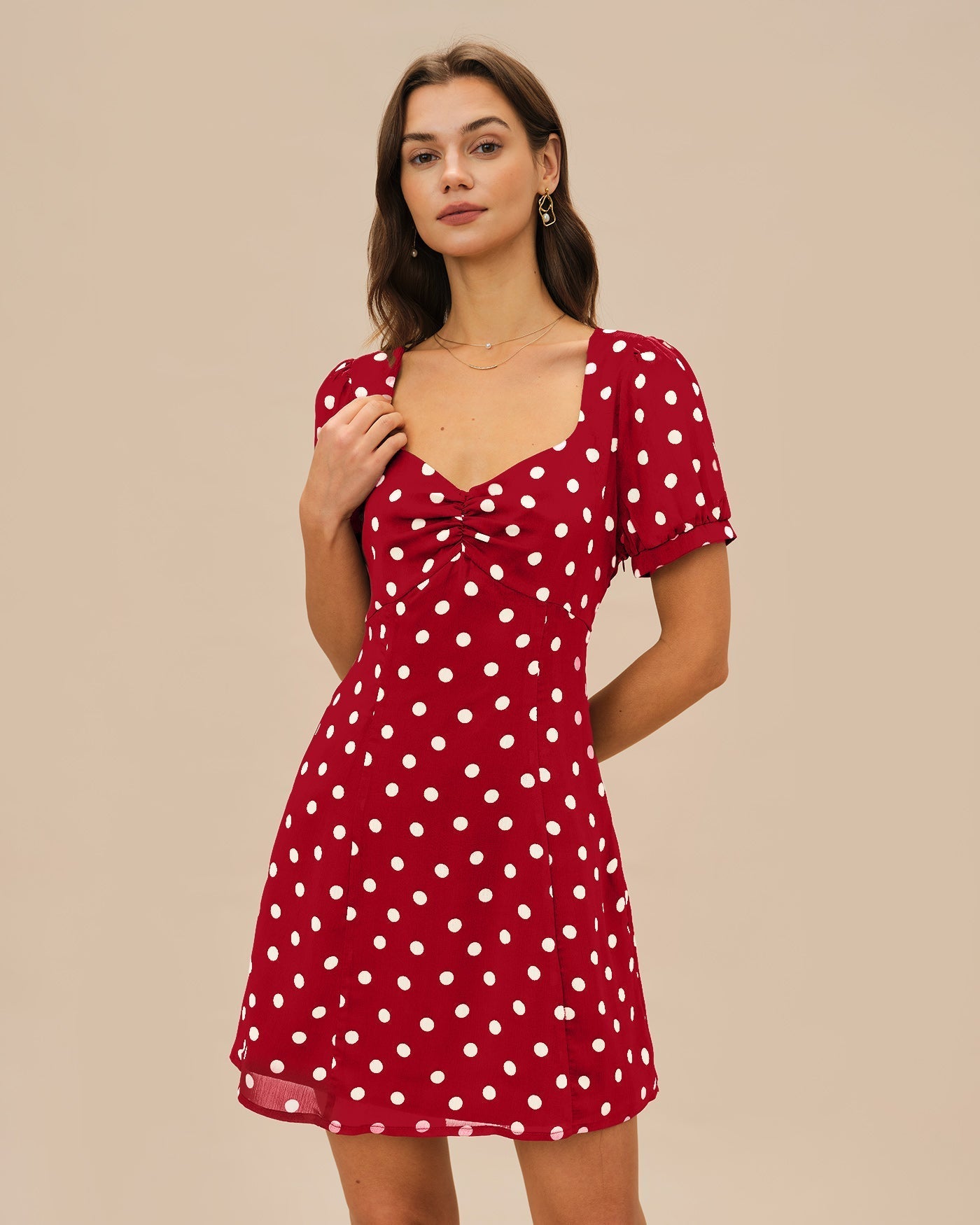 Vestido mini vermelho com estampa poá e mangas bufantes