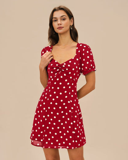 Vestido mini vermelho com estampa poá e mangas bufantes