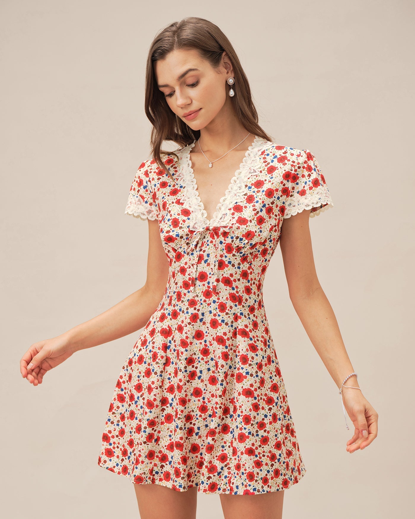 Vestido curto de renda floral com decote em V — Vermelho