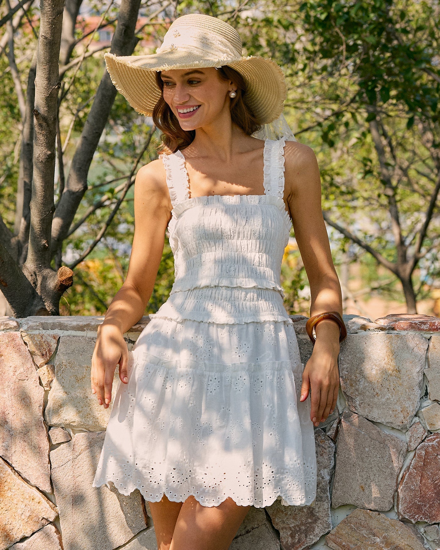 Vestido mini branco com decote quadrado e franzido