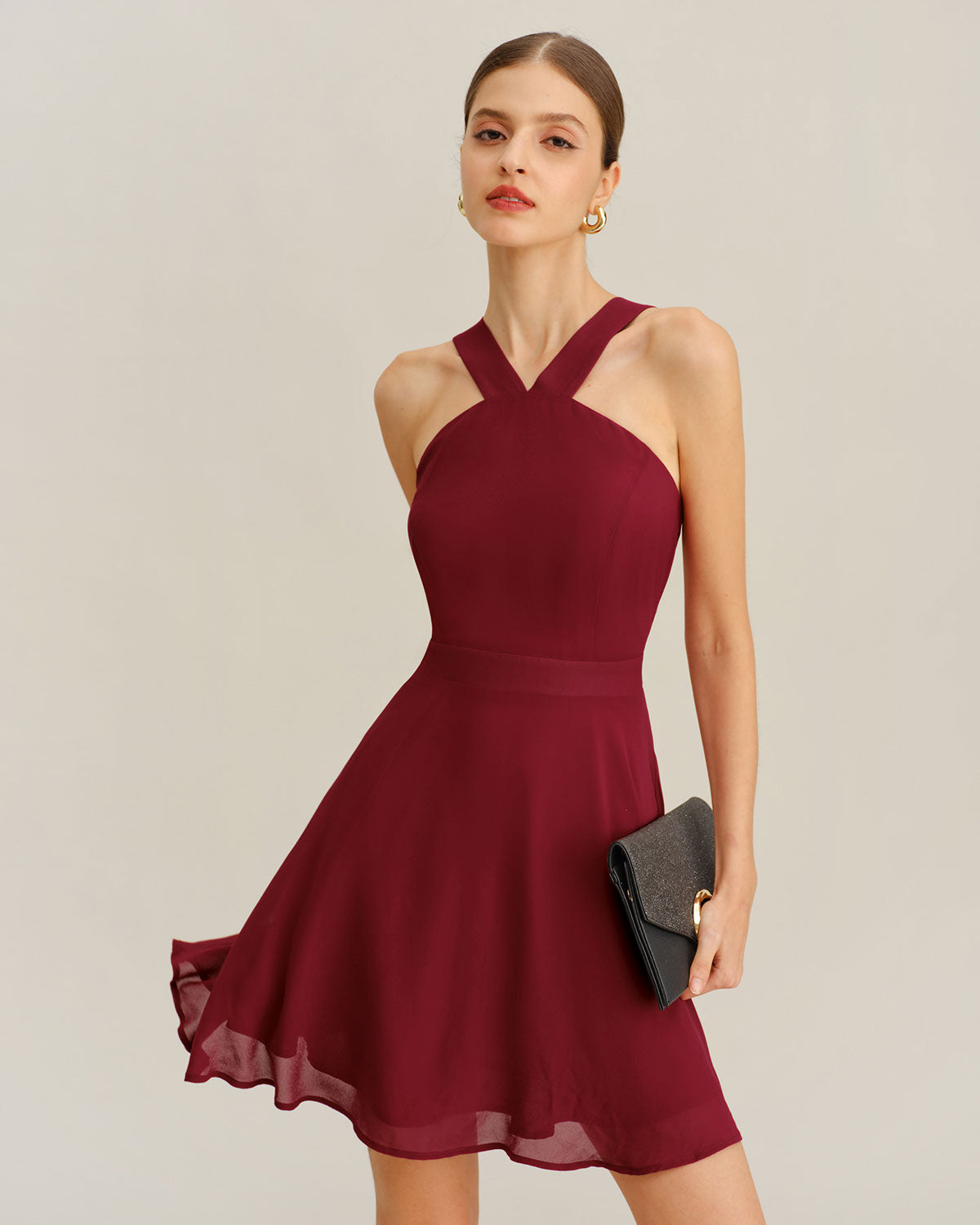 Vestido curto em chiffon vinho, corte evasê e sem mangas