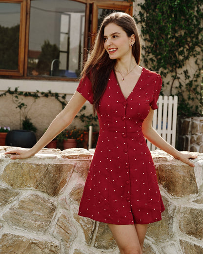 Vestido curto vinho com decote em V e estampa poá