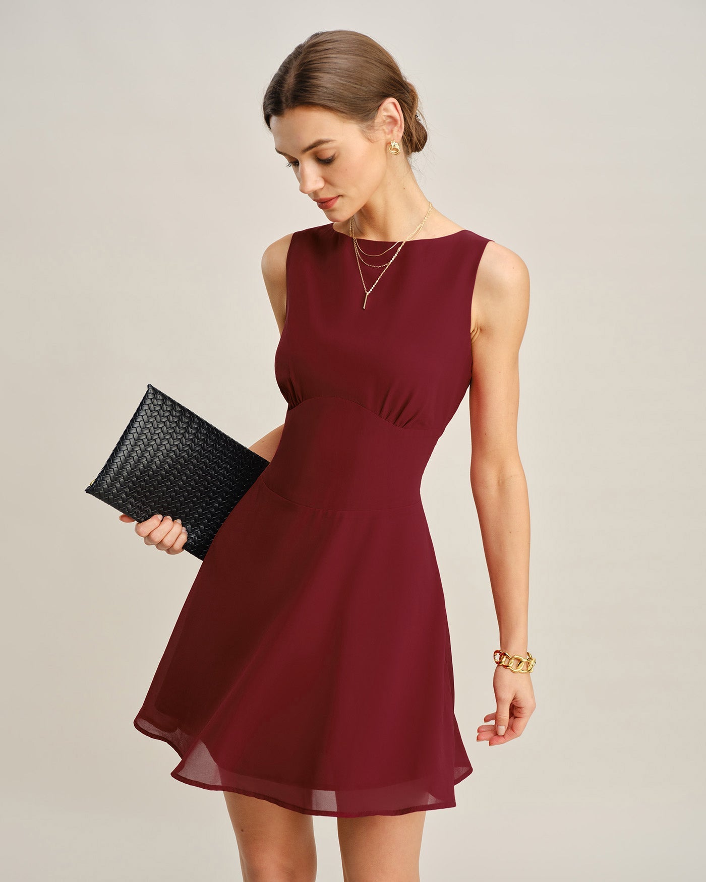 Vestido curto plissado vinho com decote canoa