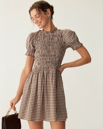 Vestido curto em xadrez vichy café com mangas bufantes