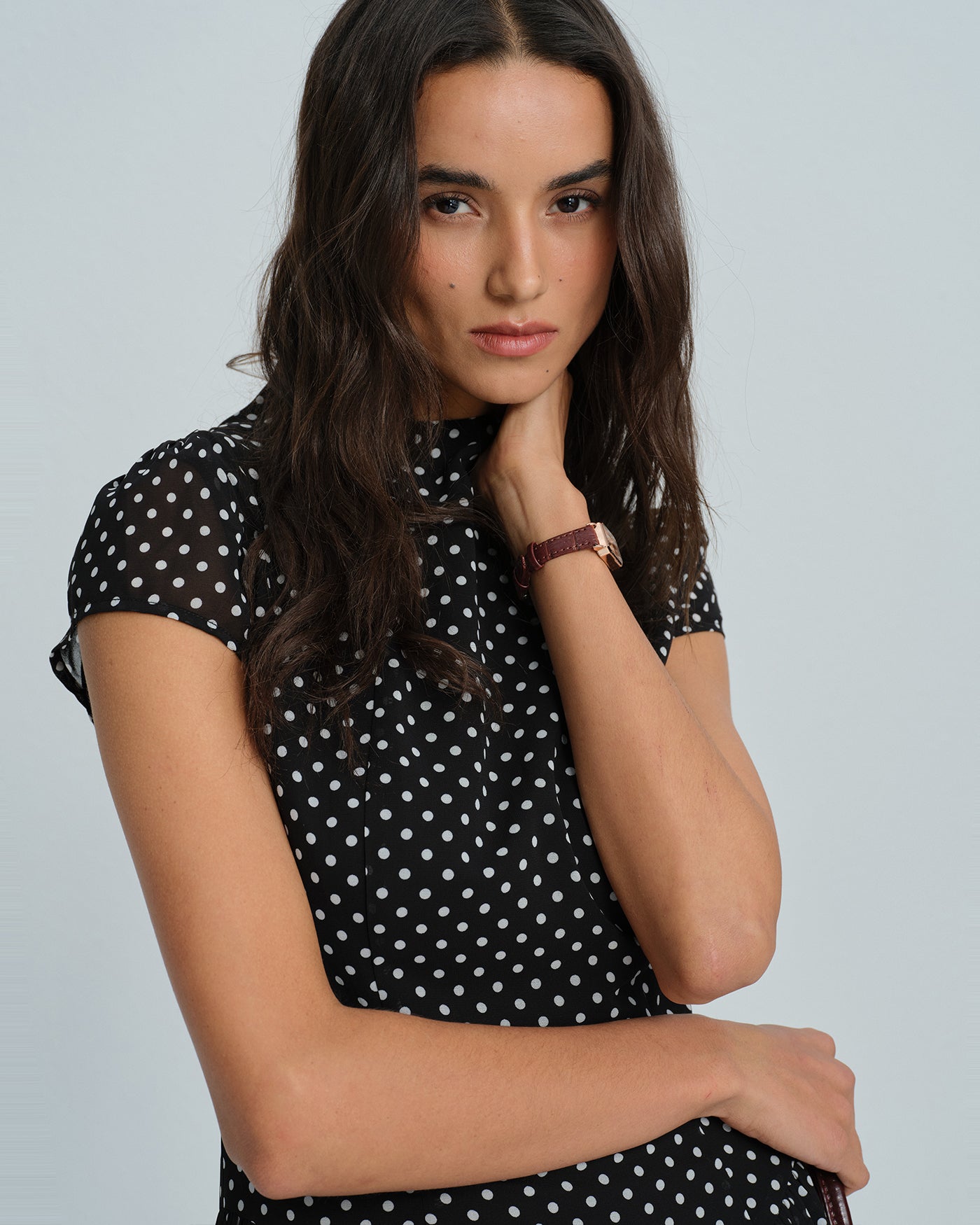 Vestido mini de chiffon preto com estampa de poá