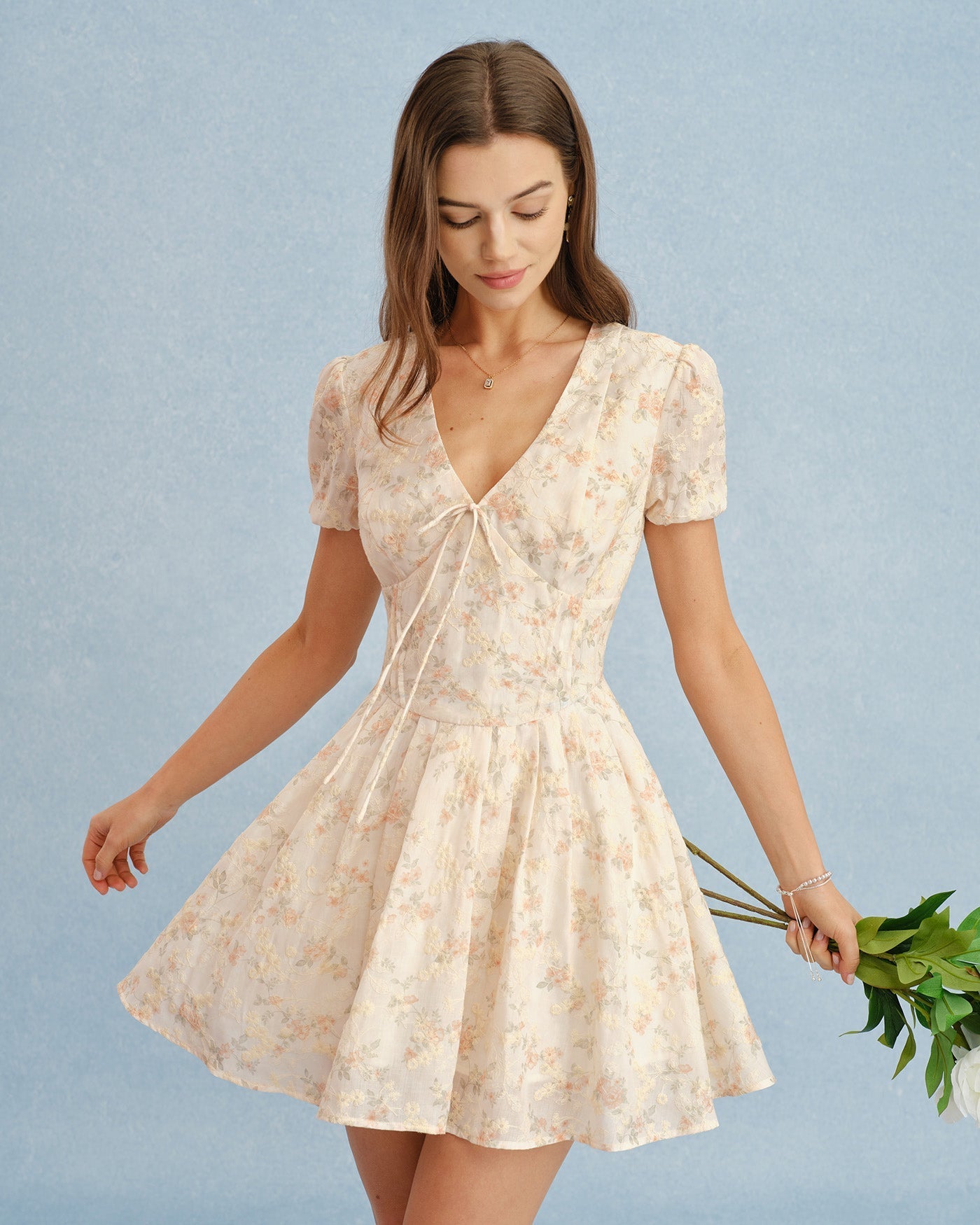Vestido mini floral com decote em V e amarração — Laranja