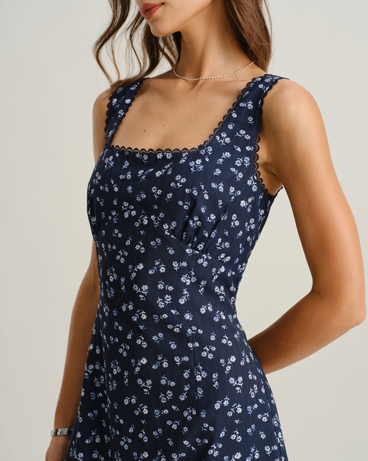 Vestido slip mini com decote quadrado e estampa floral em azul-marinho