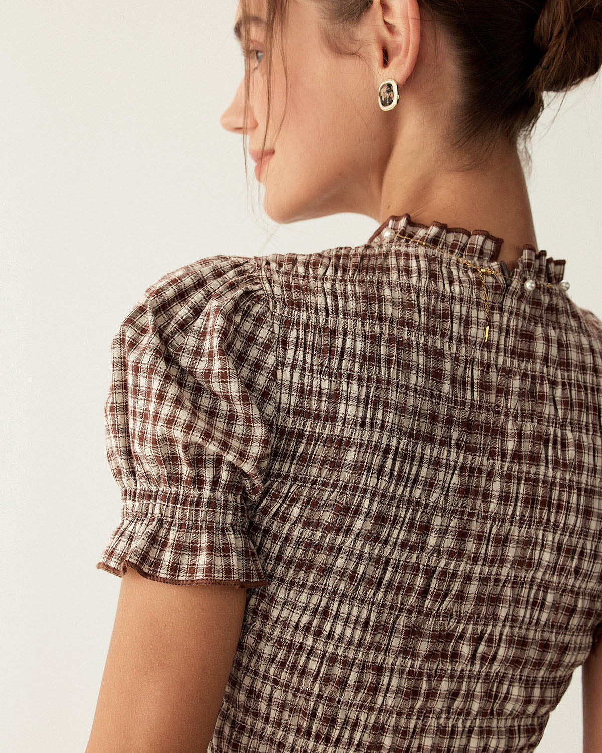 Vestido curto em xadrez vichy café com mangas bufantes
