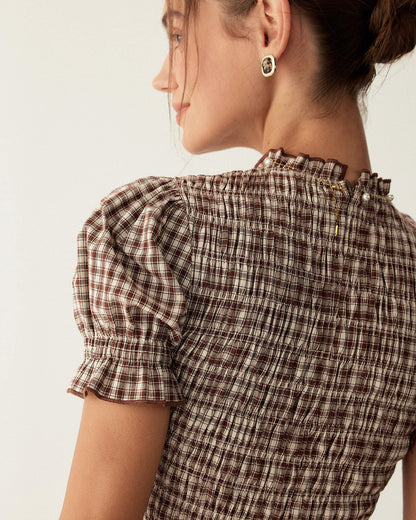 Vestido curto em xadrez vichy café com mangas bufantes