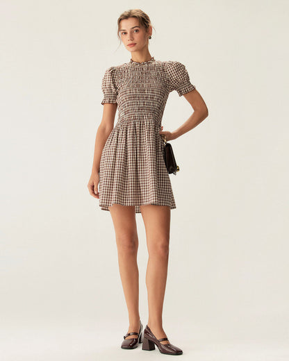 Vestido curto em xadrez vichy café com mangas bufantes