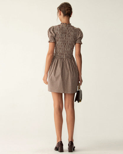 Vestido curto em xadrez vichy café com mangas bufantes