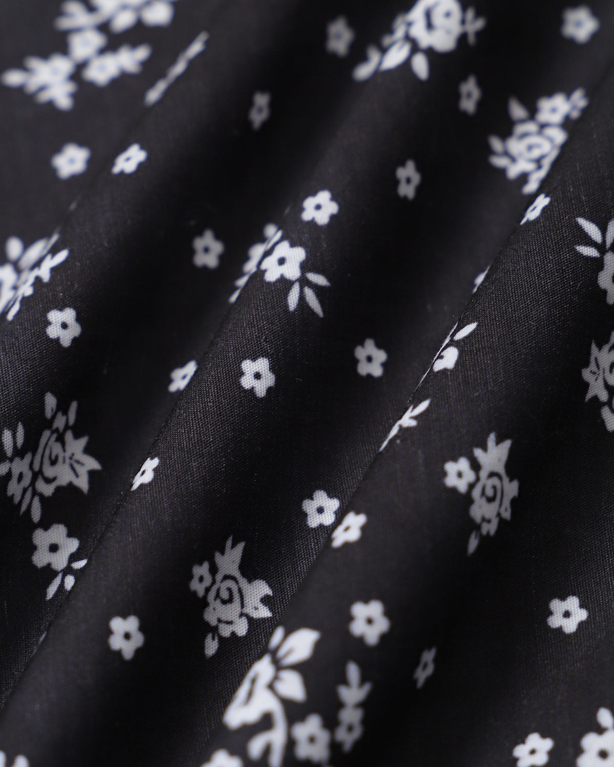 Blusa floral preta com decote em U