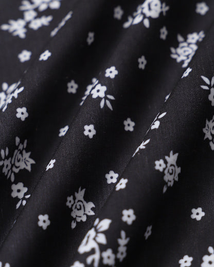 Blusa floral preta com decote em U