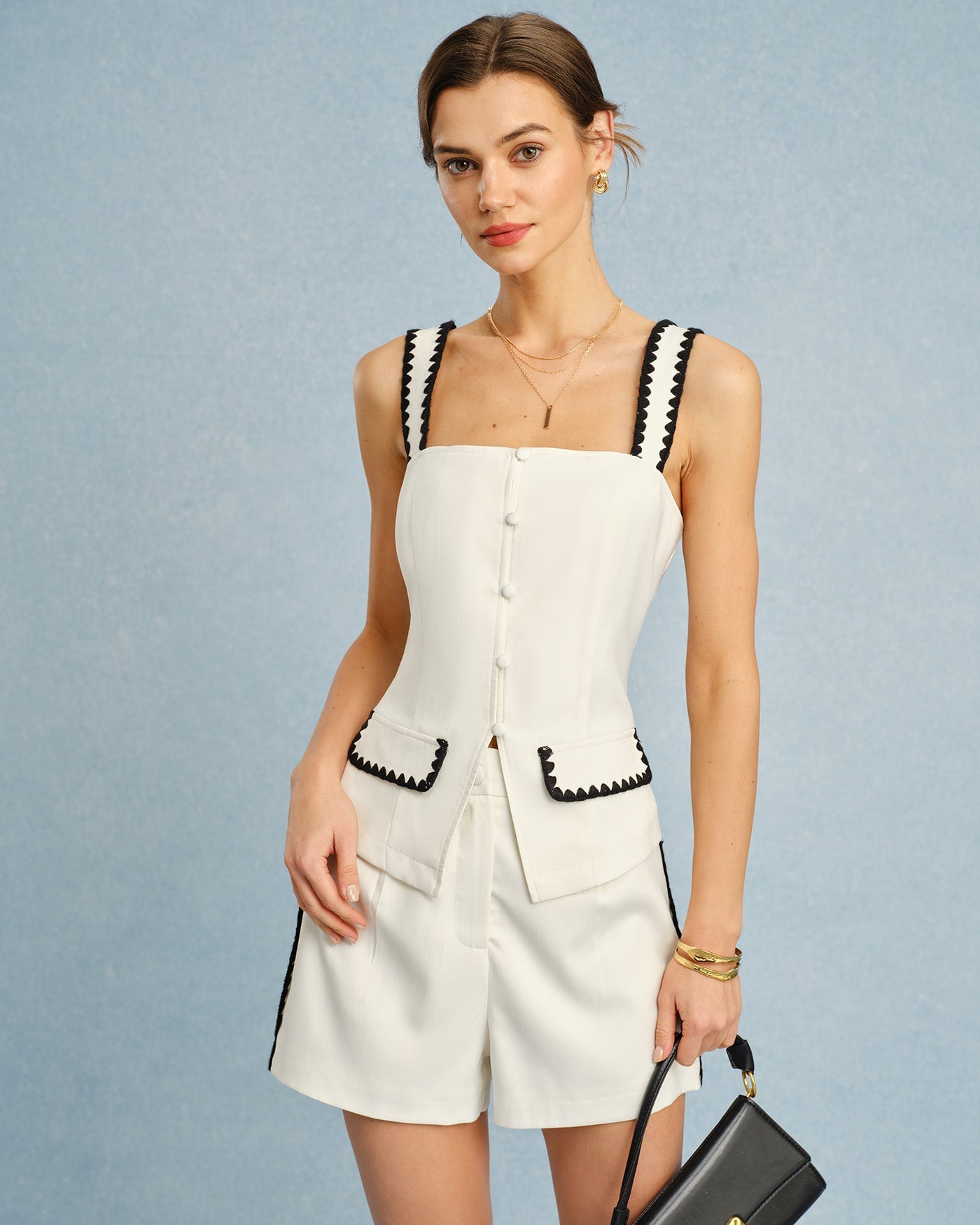 Shorts bege com botões contrastantes