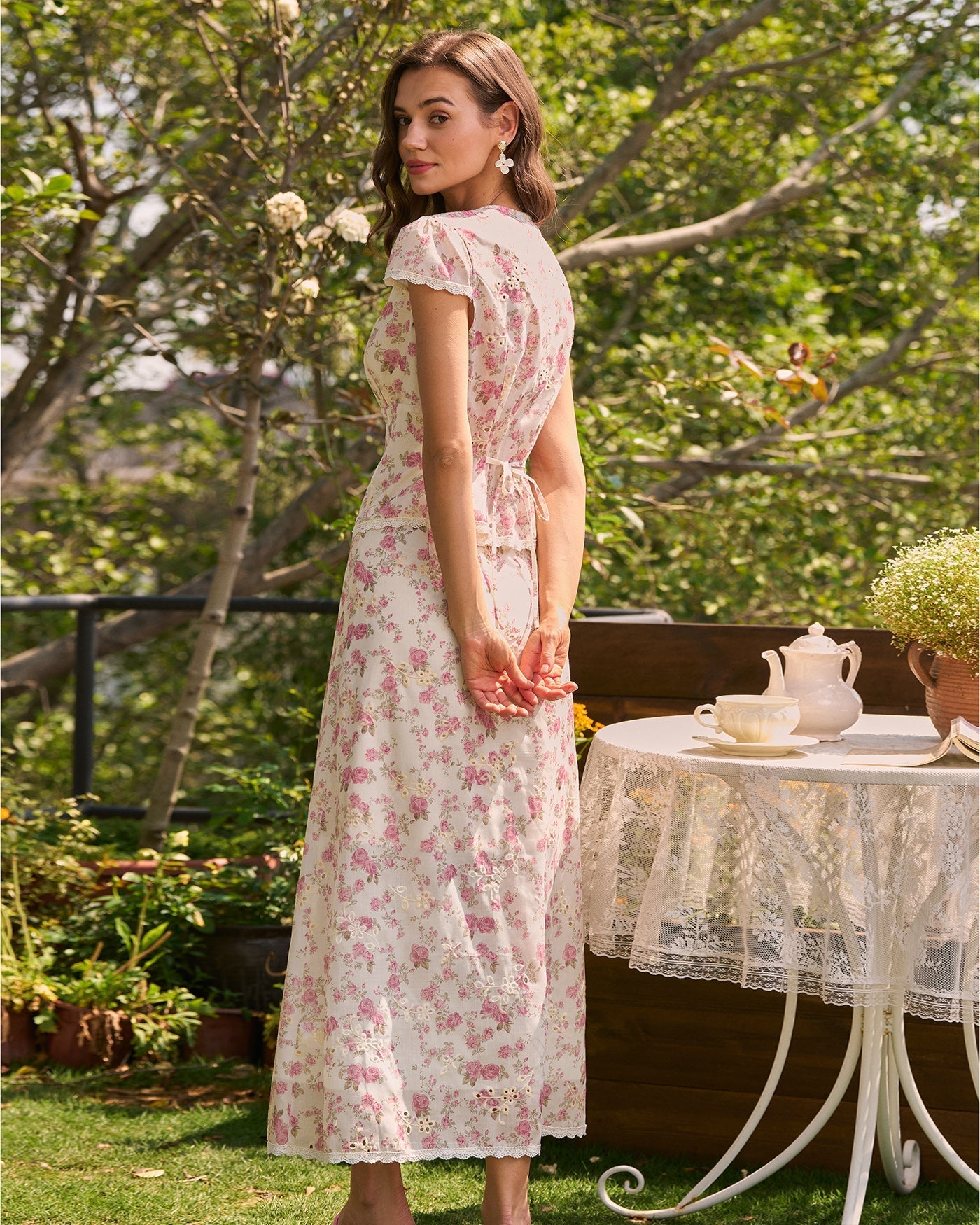 Saia midi rosa com bordado floral