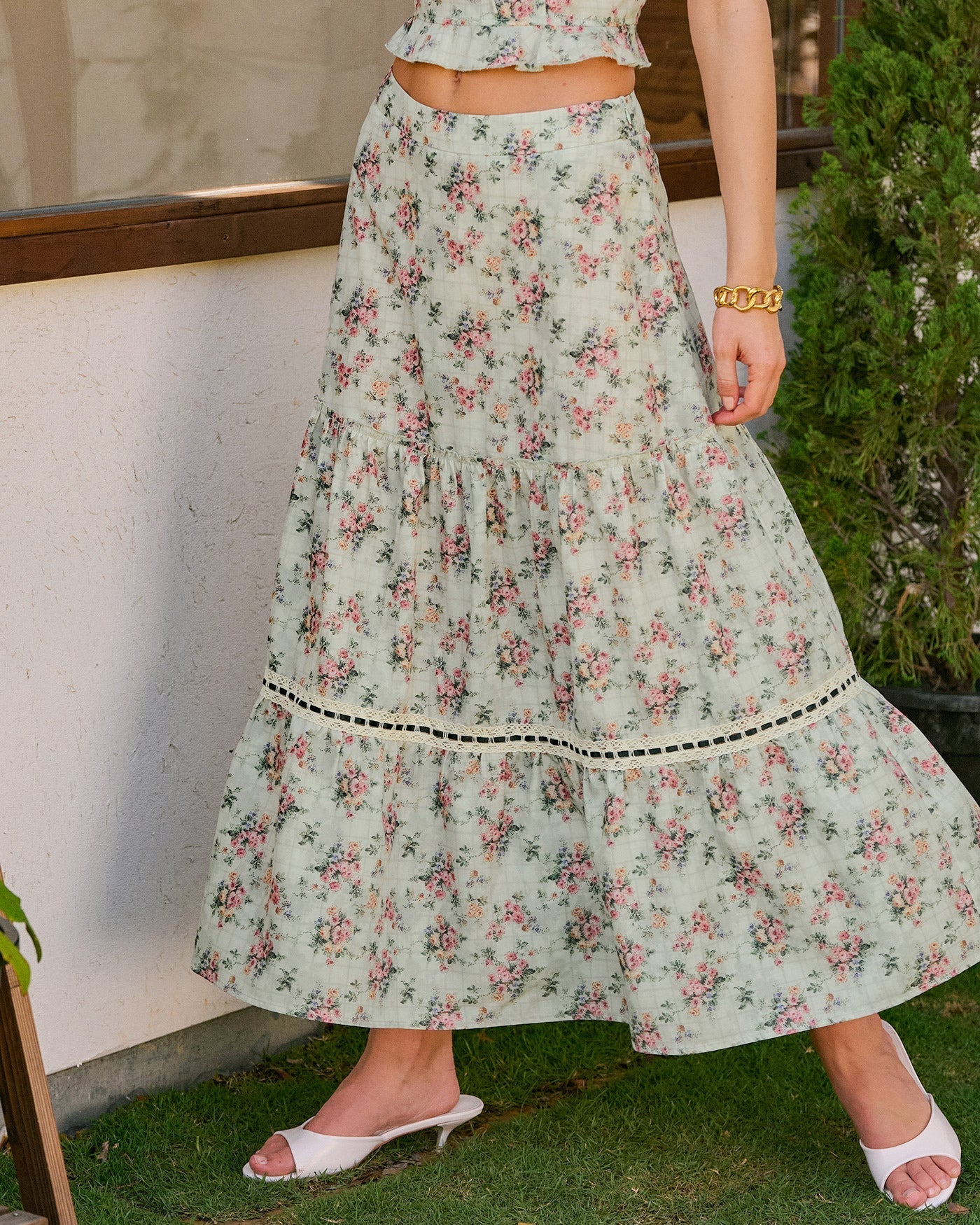 Saia midi evasê floral verde