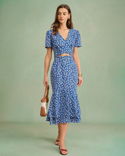 Camiseta floral azul com decote em V