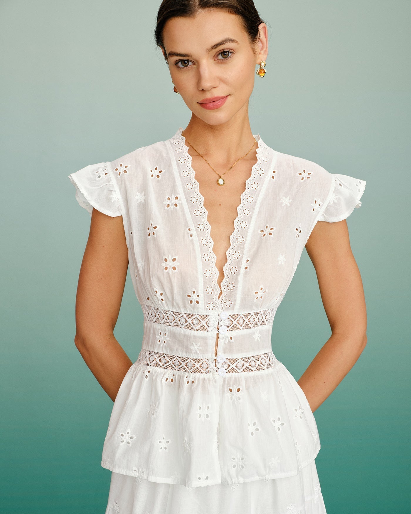 Camiseta branca com decote em V e detalhe vazado