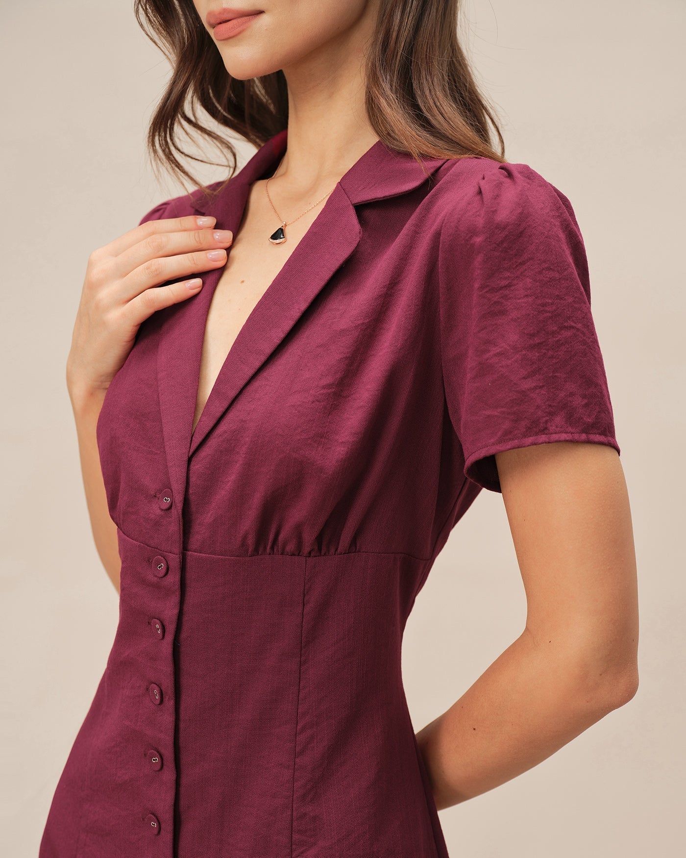 Vestido Curto Vermelho com Decote em V e Botões